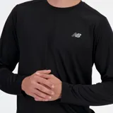 Remera negra de manga larga con logo de New Balance en el pecho. Confeccionada en tejido de poliéster reciclado con tecnología NB DRY de secado rápido.