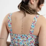 Blusa sin mangas con estampado floral multicolor.