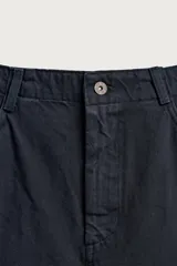 Pantalón cargo straight fit de algodón color negro con efecto lavado, bolsillos laterales en las piernas y cierre frontal con cremallera y botón.