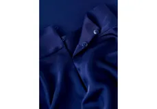 Vestido corto azul marino de cuello alto y manga larga, confeccionado en poliéster con elastano.