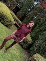 Blazer de jean azul con cuello, solapa y cuatro botones frontales. Presenta volados de encaje negro en cuello y delantero, mangas largas con pliegues y bolsillos plaqué. Interior con terminación en hilo bordó.