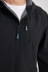 Campera de hombre color azul marino, con capucha y cierre frontal. Confeccionada en material tipo neopreno, presenta puños con orificio para el pulgar.