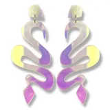 Par de aros colgantes con forma de serpiente, color rojo metalizado.