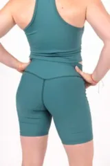 Calza biker deportiva color verde con tiro alto y logo estampado en la cintura.