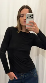 Remera básica de manga larga y cuello bote, de corte ajustado y color negro.