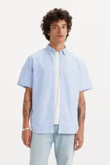 Camisa celeste de manga corta con cuello abotonado y logo bordado en el pecho.