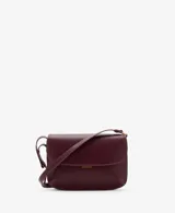 Bolso tipo bandolera de tamaño pequeño con acabado efecto piel en color bordó. Presenta una solapa frontal con cierre metálico a presión, costuras visibles en contraste y una correa larga ajustable con herrajes dorados.