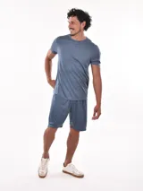 Remera deportiva de manga corta, color gris claro con sutil textura de rayas horizontales. Presenta cuello redondo y costuras reforzadas en los hombros.