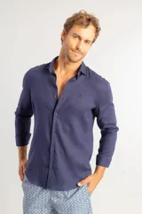 Camisa de manga larga de lino color azul marino, de corte recto y textura ligera con cierre frontal de botones.