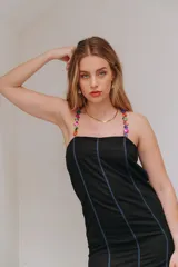 Vestido blanco de lino con breteles de piedras de nácar de colores.