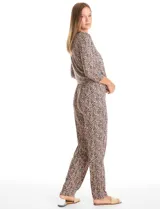 Conjunto de pijama compuesto por una remera de mangas largas con escote redondo y bolsillo frontal, y un pantalón largo con cintura elástica. Ambas piezas presentan un estampado floral y detalles de apliques de crochet en el cuello y el bolsillo.