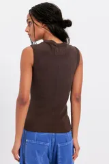 Musculosa de algodón color tostado, con cuello redondo y diseño ajustado.