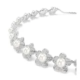 Gargantilla de la colección Ariana Grande x Swarovski, elaborada con baño de rodio, compuesta por una serie de flores con centros de perlas de cristal y pétalos adornados con pavé de cristales.