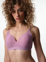 Soutien con copa preformada sin aro, confeccionado en microfibra de textura suave. Presenta breteles ajustables y cierre posterior con broche multiposición para un ajuste personalizado.