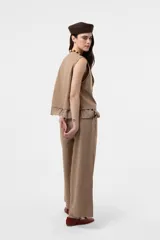 Pantalon de pierna amplia y calce relajado color tostado, con cintura elastizada y lazo regulable.