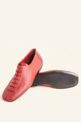 Zapato tipo oxford plano de cuero vacuno en color azul marino, con cordones al tono y suela de cuero.