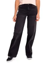 Jeans de corte amplio y tiro alto, color gris oscuro desgastado, con diseño de cinco bolsillos y detalle de rotura sutil en la rodilla derecha.