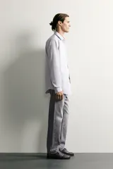 Jeans regular fit confeccionados en denim de algodón celeste con efecto lavado, de cinco bolsillos y cierre frontal con cremallera y botón.