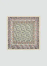 Pañuelo cuadrado de poliéster con diseño estampado con patrón floral y cenefas ornamentales.