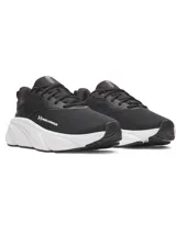Championes de running Under Armour modelo Rogue 6, color negro con entresuela blanca. Confeccionados con malla transpirable y superposiciones de TPU para mayor soporte, cuentan con amortiguación Charged+ para una pisada suave y suela de goma duradera.