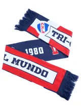 Bufanda tejida oficial del Club Nacional de Football, con diseño tricolor en azul, blanco y rojo. Presenta flecos en los extremos y estampados con el escudo del club, la inscripción 'TRI-CAMPEÓN DEL MUNDO' y el año '1980'.
