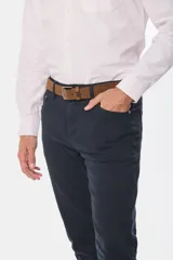 Pantalón 5 bolsillos de tiro medio, confeccionado en mezcla de algodón con elastano, de corte recto y color azul marino.