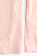 Camiseta deportiva de manga larga con tecnología DryMove™, cuello redondo y diseño con aberturas para el pulgar en los puños, de corte estándar y color rosado.