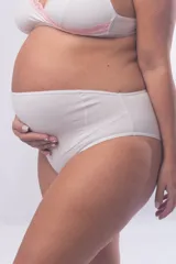 Bombacha maternal de tiro alto confeccionada en algodón elastizado, diseñada con refuerzo frontal para mayor contención y comodidad durante el embarazo.