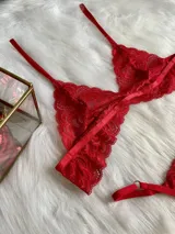 Conjunto de lencería compuesto por un bralette estilo mariposa de encaje y una tanga colaless regulable. El bralette presenta breteles ajustables y cierre de gancho trasero, confeccionado en encaje suave y elastizado.