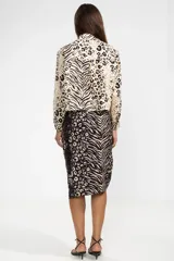 Pareo de playa con estampado combinado animal print de leopardo y cebra, en tonos negro y beige.