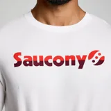 Remera blanca de Saucony, corte clásico, con logo de la marca estampado en el pecho en color rojo y negro.