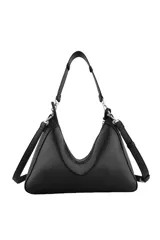 Cartera de hombro Las Oreiro en color negro, con diseño estructurado de base curva y tachas metálicas decorativas en los bordes. Incluye una correa ajustable y un aplique metálico con forma de labios en la parte frontal.