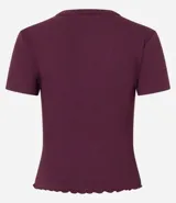 Blusa básica de manga corta, cuello redondo y textura sutil, confeccionada en viscosa con elastano. El bajo de la prenda es ondulado.
