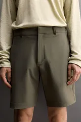 Bermuda de Zara Athleticz color verde militar, confeccionada en tejido técnico compacto y elástico, con bolsillos curvados y cierre frontal con cremallera y botón a presión oculto.