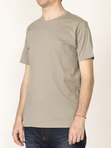 Remera básica de manga corta y cuello redondo color gris oscuro, con calce clásico y sutil bordado al tono en el borde inferior.