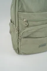 Mochila color rosado con múltiples compartimentos con cierre, asa superior acolchada y logo de la marca en la parte frontal inferior.