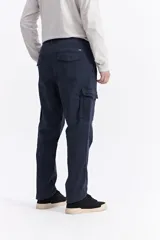 Pantalón cargo de corte holgado en color beige, confeccionado en algodón resistente. Cuenta con bolsillos laterales funcionales con solapa, bolsillos traseros y pasacintos en la cintura.
