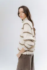 Buzo de tejido de punto grueso en color gris con rayas horizontales en color crema, de corte holgado, cuello redondo y mangas largas.