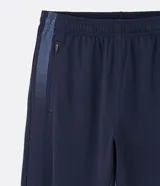 Pantalón deportivo de corte ajustado, color negro, con cintura elástica, cordón de ajuste, bolsillos laterales con cremallera, bandas laterales en contraste y cremalleras en los tobillos.
