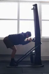 Short deportivo de tejido funcional con tecnología DryMove para absorción de sudor. Presenta corte estándar, cintura elástica con cordón de ajuste, bolsillos laterales al bies, un bolsillo con cierre y aberturas en el bajo.