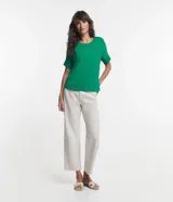 Blusa básica de viscosa color azul marino, con cuello redondo y mangas cortas de diseño cuadrado sin sisas.