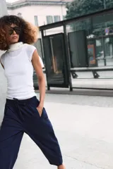 Pantalón de tiro bajo con cintura elástica ajustable mediante cordón, bolsillos delanteros y bolsillos de plastrón en la parte trasera.