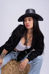 Cárdigan negro de tejido de punto grueso, con corte holgado y mangas largas.