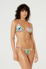 Bikini estampado con motivos tropicales y geométricos en tonos pastel, con corpiño triangular y tiras trenzadas en naranja y rosa.