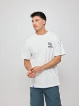 Remera oversize color verde claro, de manga corta, con estampa en el pecho y etiqueta cosida en el borde inferior.