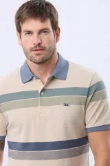 Remera polo de piqué con rayas horizontales en beige, verde, azul y gris. Cuello y puños en azul. Logo bordado en el pecho.