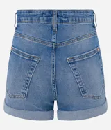 Short de jean de tiro alto, color azul medio, con trabillas en la cintura, cierre con botón y cremallera, bolsillos delanteros y traseros, y ruedo con dobladillo.
