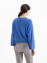 Sweater de punto negro ultrasuave, con cuello redondo, hombros caídos y mangas largas de corte holgado.
