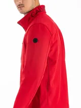 Campera roja Calvin Klein con cierre frontal, cuello alto y bolsillo con cierre en el pecho.
