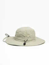 Gorro de pesca o safari color verde claro, con ala ancha y correa ajustable con tope. Presenta un pequeño bordado de una montaña en la parte frontal.